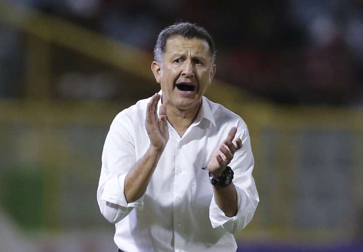 'Chicharito' le rapó la cabeza a Osorio