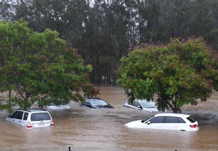 Varios vehículos flotan en el agua en una calle inundada cerca al hospital Robinaen la Costa Dorada (Australia). EFE