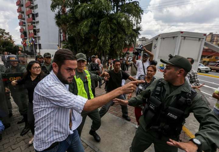 El diputado Juan Requesens (i) dirige una protesta en la sede del Tribunal Supremo de Justicia (TSJ) hoy, jueves 30 de marzo de 2017, en Caracas (Venezuela). / EFE