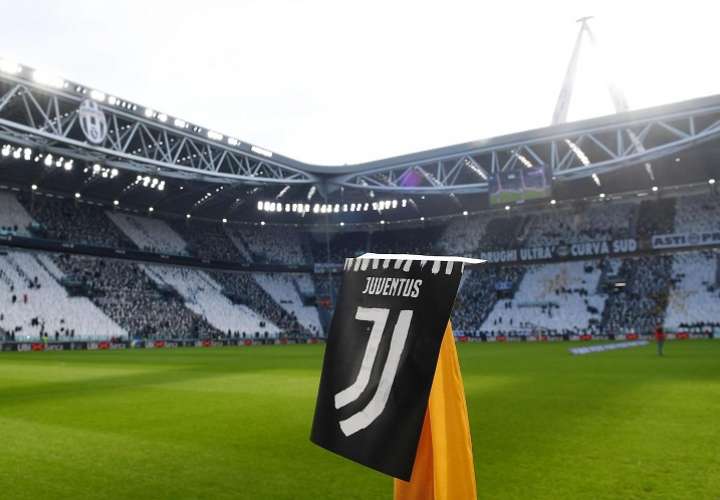 Nuevo logo de la Juventus en el estadio del equipo italiano. Foto EFE