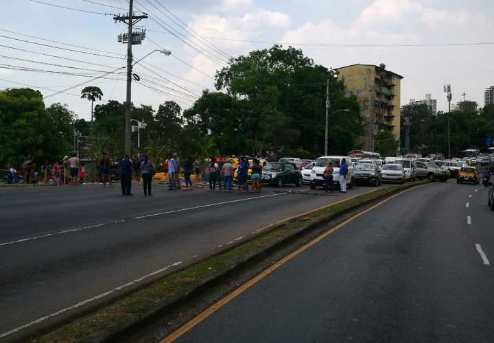 Cierre de vía frente a la Universidad Nacuional.  /  Foto: @TraficoCPanama
