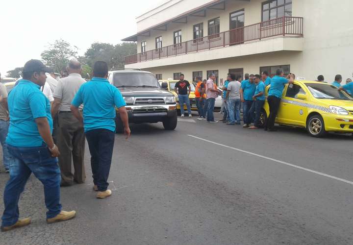 Taxistas de La Chorrera protestan por más seguridad