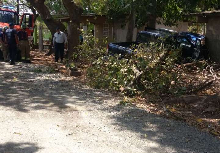 Vehículo de ATTT se estrella contra casa en Aguadulce