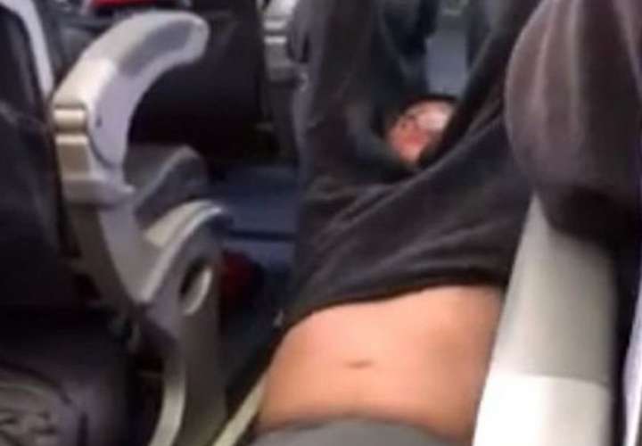 United Airlines saca a un pasajero de vuelo sobrevendido