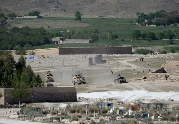 Los vehículos blindados estadounidenses patrullan mientras participan en una operación en curso contra un bastión militante islámico en el distrito Achin de Nangarhar, al este de Afganistán. AFP