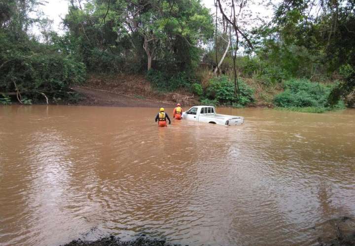 Crecida del rio Parita se lleva un auto