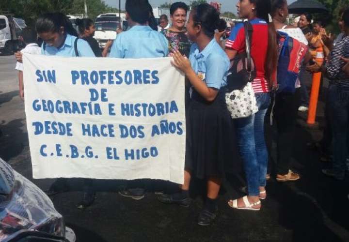 Cierran vía por falta de docentes en escuela El Higo