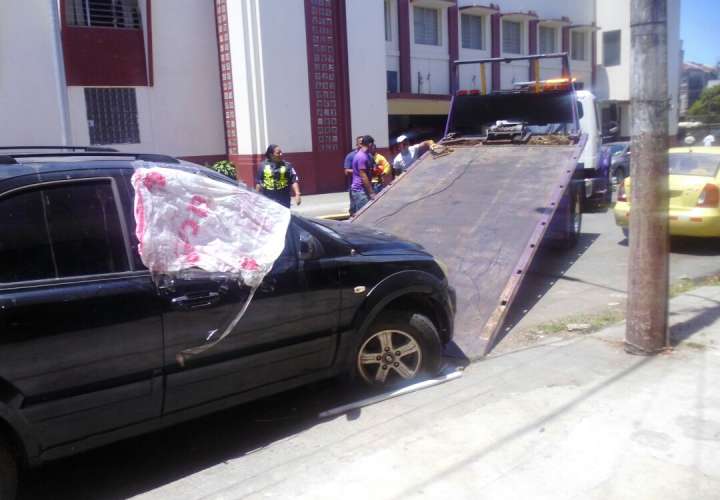 Remueven vehículos abandonados de las calles de Colón
