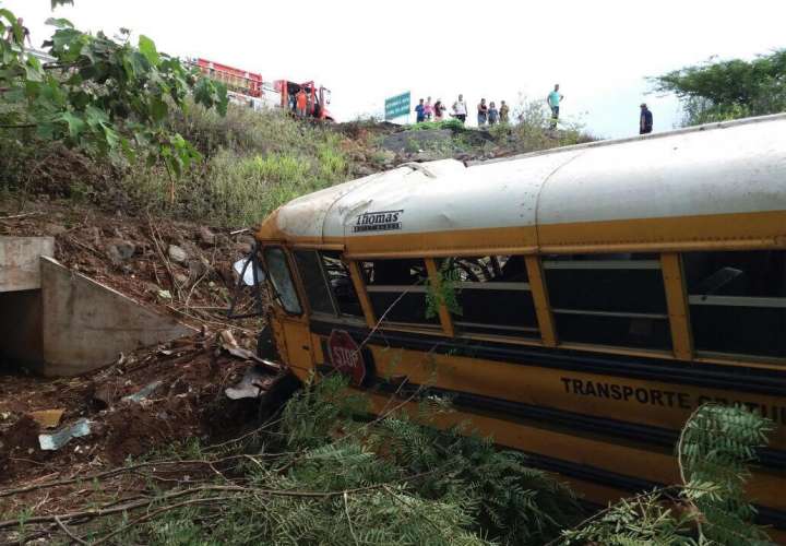 Bus cae en precipicio 