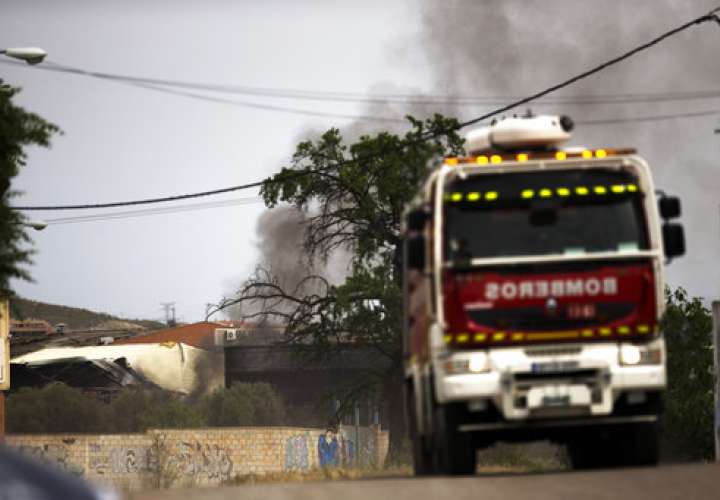 Un camión de bomberos sale de una fábrica después de varias explosiones, en Arganda del Rey, en las afueras de Madrid.  /  Foto: AP