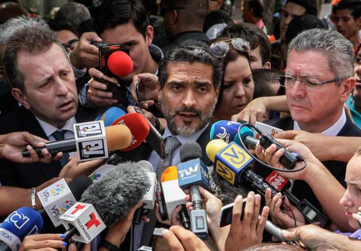 Juan Carlos Gutiérrez (c), abogado líder del equipo defensor de Leopoldo López, durante una rueda de prensa en Caracas, Venezuela. EFE/Archivo