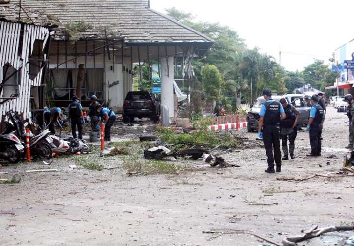 Integrantes del escuadrón antiexplosivos tailandés EOD inspeccionan una zona tras un atentado perpetrado en Pattani, al sur de Tailandia, el pasado mes de agosto. EFE/Archivo