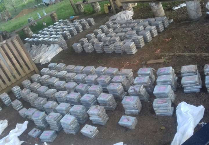 Hallan 700 paquetes de presunta cocaína en Agua Fría