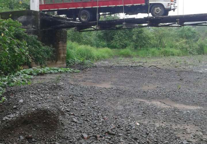 Colapso de puente deja incomunicada a 4 comunidades de Tonosí