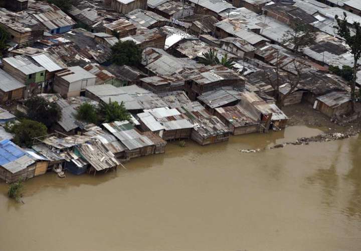 Inundaciones del río Cauca en Puerto Nuevo en Cali (Colombia). Las autoridades de la ciudad colombiana de Cali, en el suroeste del país, decretaron hoy la calamidad pública ante la creciente del río Cauca, que ha inundado al menos 900 casas. /  Foto: EFE