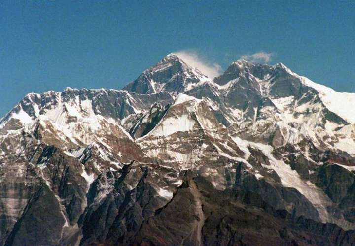 Imagen de archivo tomada el 29 de noviembre de 1996 que muestra el Monte Everest en la cordillera del Himalaya (Nepal) hoy, 22 de mayo de 2017. EFE