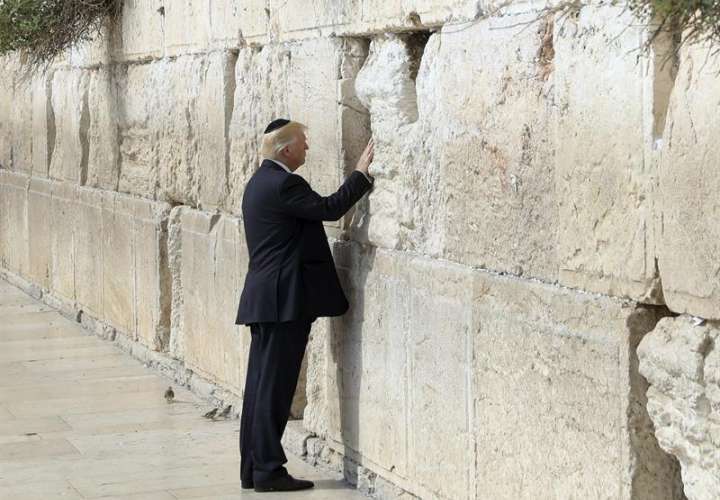 El presidente estadounidense Donald Trump reza frente al Muro de las Lamentaciones durante su visita al muro de las lamentaciones en Jerusalén, Israel hoy, 22 de mayo de 2017. EFE
