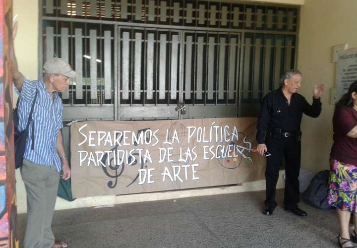 Docentes cierran puertas de escuela de Bellas Artes en Chitré