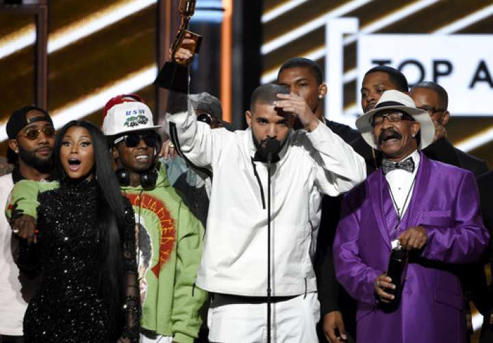 Drake recibe el Premio Billboard al mejor artista el domingo 21 de mayo del 2017 en Las Vegas.  /  Foto: AP