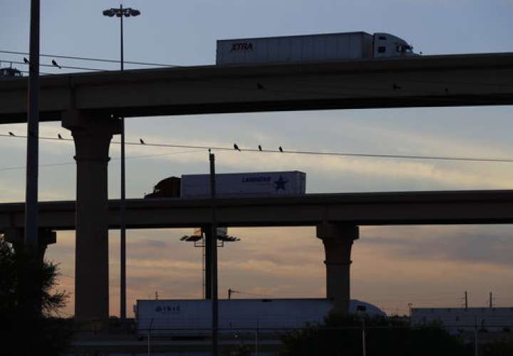 Las autoridades han cerrado el Puente del Comercio Mundial, uno de los cruces comerciales más transitados de la frontera mexicoestadounidenses, debido a apagones, inundaciones y daños estructurales causados por lluvias y vientos. /  AP