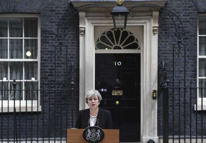 La primera ministra británica Theresa May durante la declaración realizada ante la residencia oficial de Downing Street en Londres, tras el atentado que cobro la vida a 22 personas, en el Manchester Arena al hacer explosión un artefacto.  /  Foto: EFE