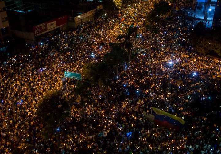 Cientos de personas participan en una manifestación nocturna contra el gobierno del presidente de Venezuela Nicolás Maduro. EFE