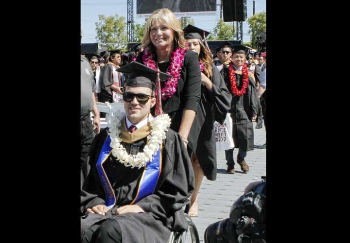 Judy O'Connor, maestra retirada, empujó la silla de ruedas de su hijo Marty para que éste recibiera su diploma en la graduación en la Universidad Chapman.  /  Foto: AP