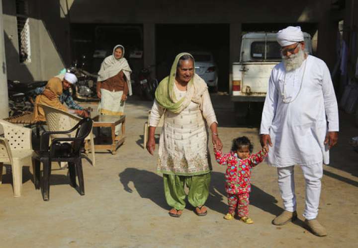  Manjeet Kaur, dio a luz a los 58 años de edad, con la ayuda de una controversial clínica de FIV en este rincón del norte de la India que se especializa en tratamientos de fertilidad para las mujeres mayores de 50 años. /  AP