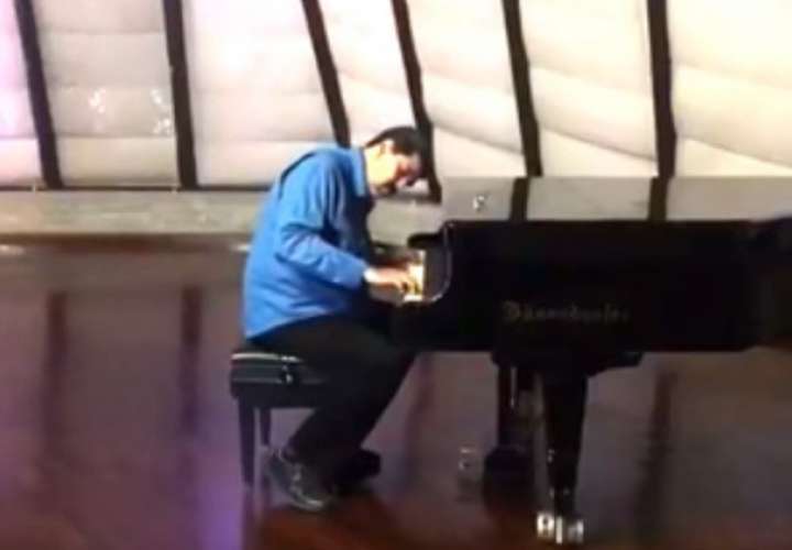 Presidente de Venezuela sorprende tocando el piano (Video)