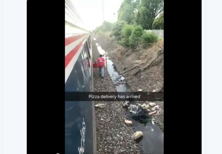 Pide una pizza a domicilio cuando el tren se dañó