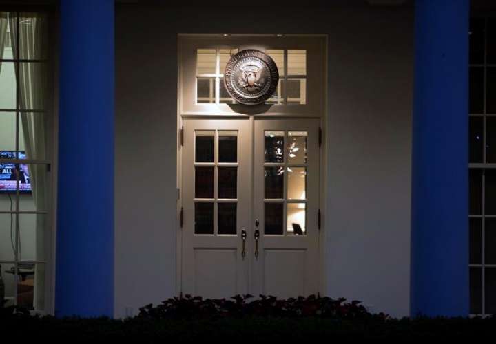 Fotografía del sello presidencial de EE.UU. sobre la entrada del Ala Este de la Casa Blanca, en Washington (EE.UU.). EFE
