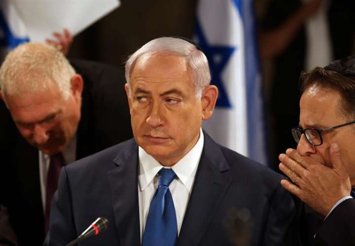El primer ministro israelí Benjamin Netanyahu (c) preside el consejo de gobierno en el Sía de Jerusalén, Israel. EFE