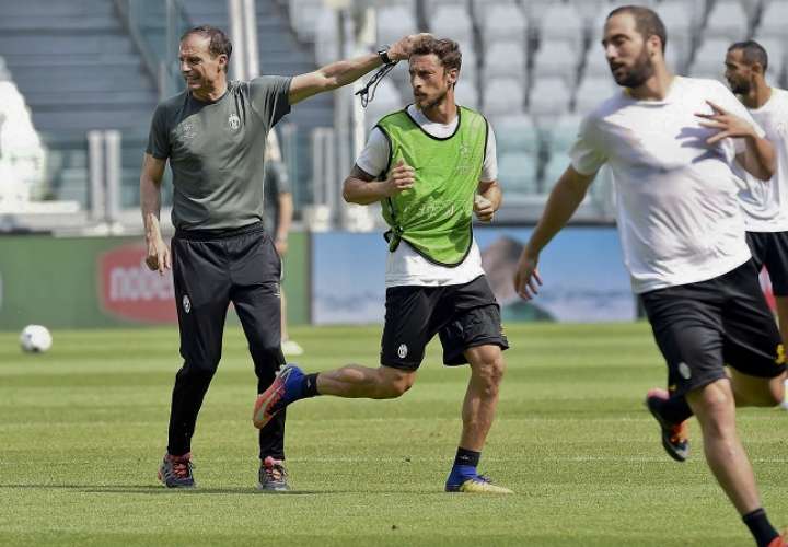  Claudio Marchisio (c) en el entrenamiento de la Juventus. Foto AP