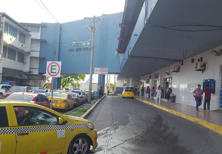 Mal heridos, ambos jóvenes fueron trasladados al hospital Amador Guerrero de Colón, donde se mantienen recluidos. /  Foto: Delfia Cortez