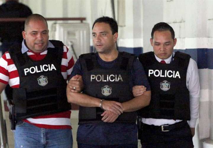 El exgobernador del estado mexicano de Quintana Roo Roberto Borge (c) es escoltado por agentes policiales este 5 de junio de 2017, en la sede de la Dirección de Investigación Policial de Panamá, en Ciudad de Panamá (Panamá). EFE