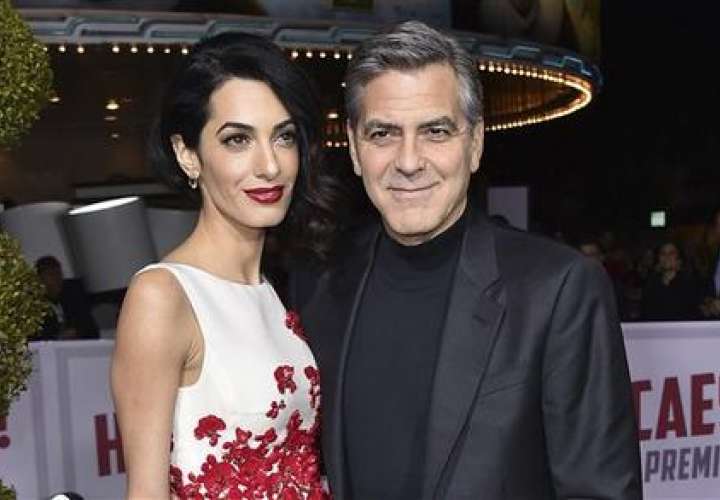 Foto de archivo, 1 de febrero de 2016, del actor George Clooney y su esposa Amal en Los Angeles. La pareja anunció el nacimiento de gemelos el martes 6 de junio de 2017.  /  Foto: AP