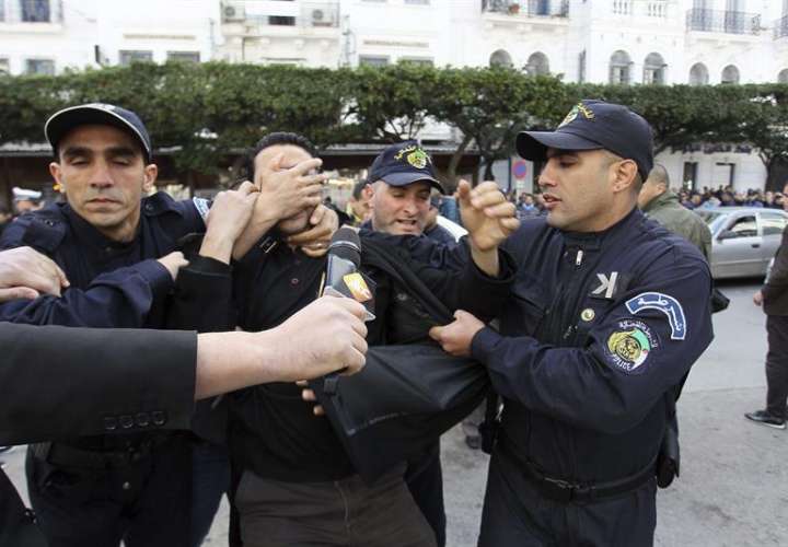 La policía detiene a varias personas en las calles de Argel, Argelia. EFE/Archivo