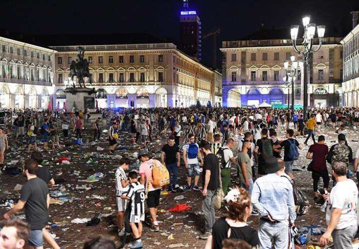 La plaza de San Carlo en Turín, que fue abandonada cuando los aficionados al fútbol de la UEFA Champions League entre el Juventus y el Real Madrid CF huyeron del pánico tras informes de una bomba en Turín, Italia. / Foto: EFE