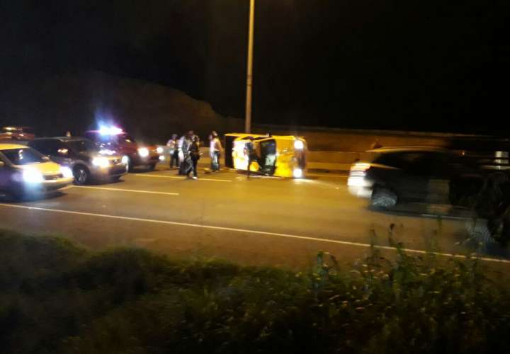 Vuelco autopista Arraiján - La Chorrera deja una persona herida. /  Foto: @bomberosoeste 