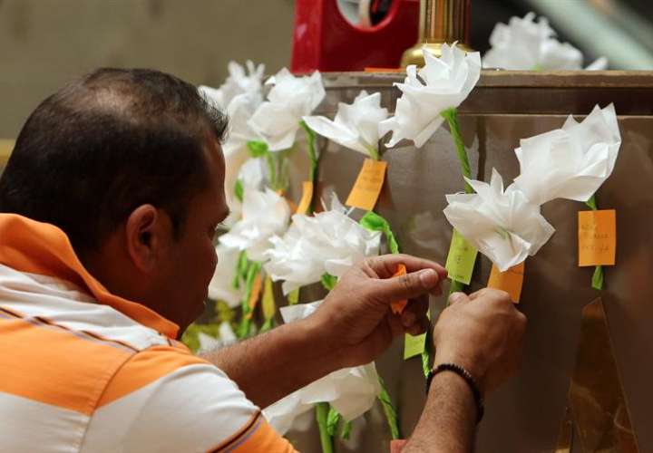 Un visitante al Centro Comercial Andino pone hoy, domingo 18 de Junio de 2017, una flor de papel y un mensaje en honor a las víctimas del atentado del sábado 17 de junio, en Bogotá (Colombia). EFE