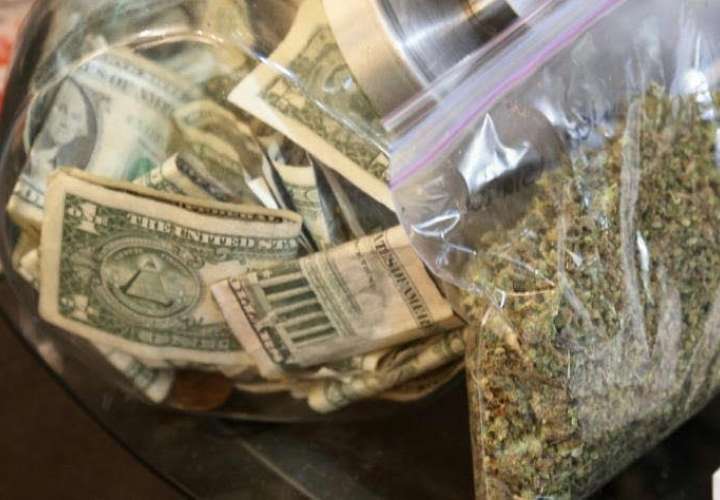 Parte de la droga y el dinero encontrado en el allanamiento en Boquete