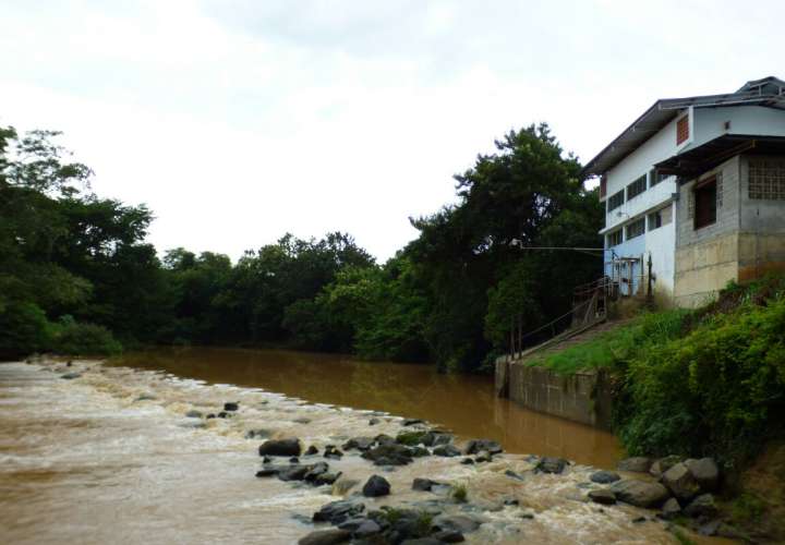 Producción de agua irregular por turbiedad en río La Villa