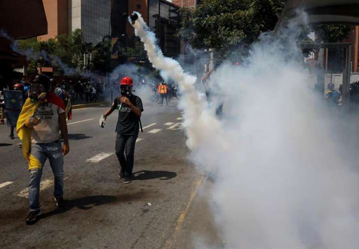 Cientos de venezolanos participan en una manifestación hoy, jueves 22 de junio de 2017, en Caracas (Venezuela). EFE
