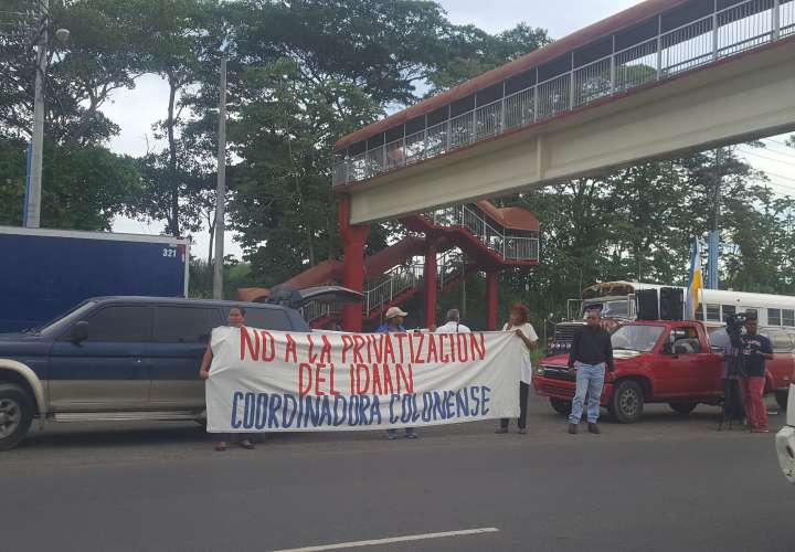 Colonenses salieron a sonar los pitos de los autos por los problemas que enfrenta la provincia. / Foto: Delfia Cortez