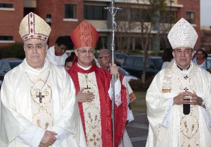 Arzobispo Ulloa agradece "fraterna cercanía" de nuncio saliente