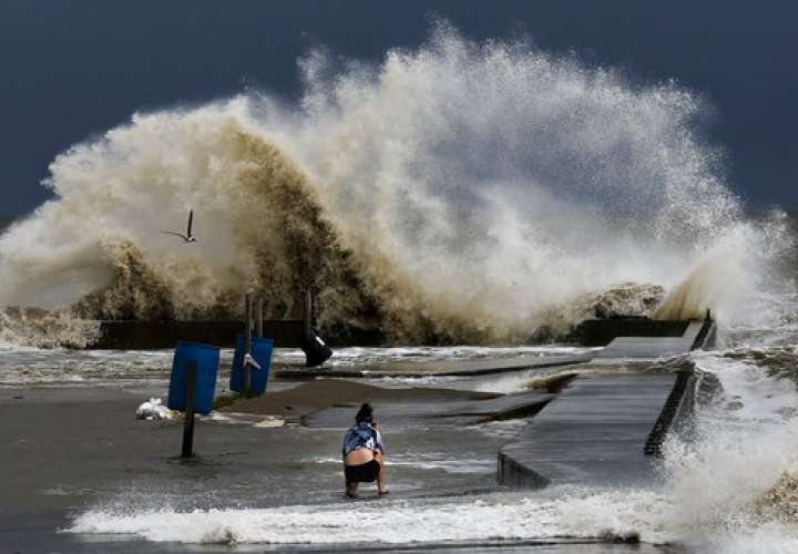 Olas que se estrellan al lado del Paso de Rollover mientras la tormenta tropical Cindy se acercaba a la península de Bolívar.  /  Foto: AP