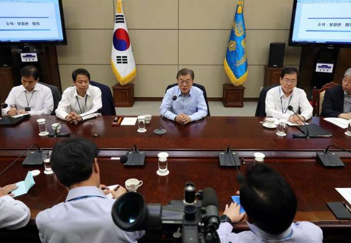 El presidente de Corea del Sur, Moon Jae-in (c), preside una reunión con sus secretarios superiores ayer, jueves 22 de junio, en Cheong Wa Dae (La Casa Azul) en Seúl (Corea del Sur). EFE
