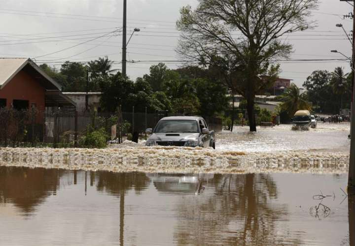 Un automóvil circula por una calle inundada en Penal (Trinidad y Tobago). /  Foto: EFE