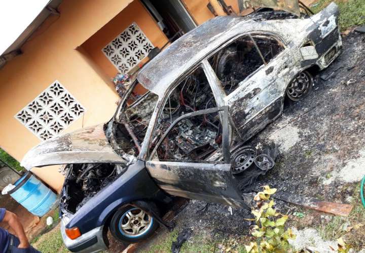 Imagen del vehículo incendiado en Santa Rita área de Corozal en La Chorrera.  /  Foto_ @bomberosoeste