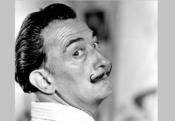 El pintor catalán Salvador Dalí posa en su casa de Port Lligat, cerca de Cadaqués. EFE/Archivo